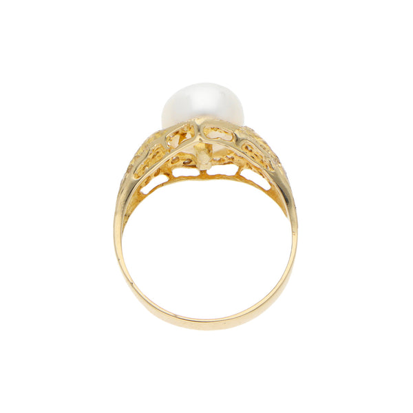 Anillo estilizado con circonias y perla en oro amarillo 14 kilates.