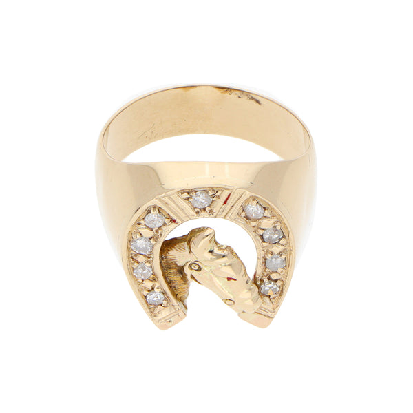 Anillo diseño especial motivo caballo con herradura, diamantes y esmalte en oro amarillo 14 kilates.