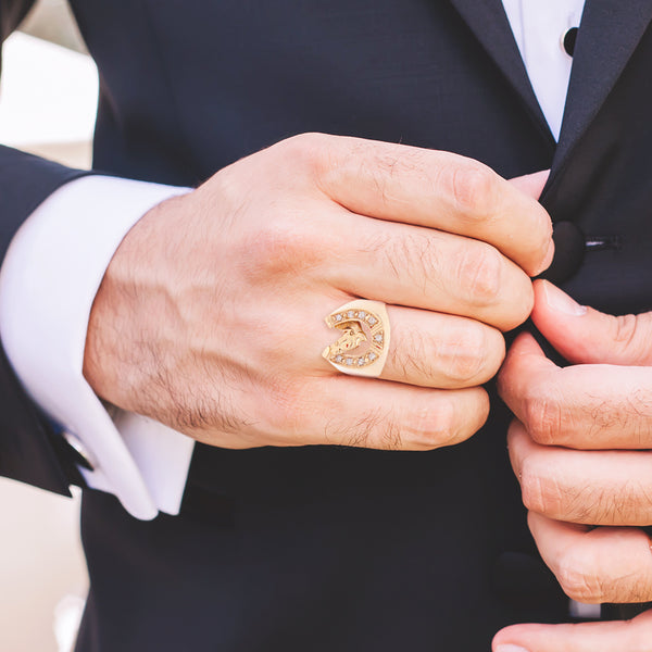 Anillo diseño especial motivo caballo con herradura, diamantes y esmalte en oro amarillo 14 kilates.