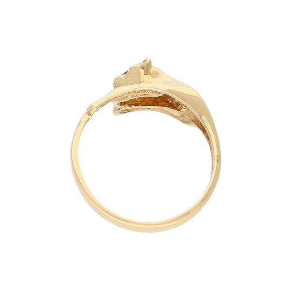 Anillo estilizado motivo felino con sintéticos en oro amarillo 14 kilates.