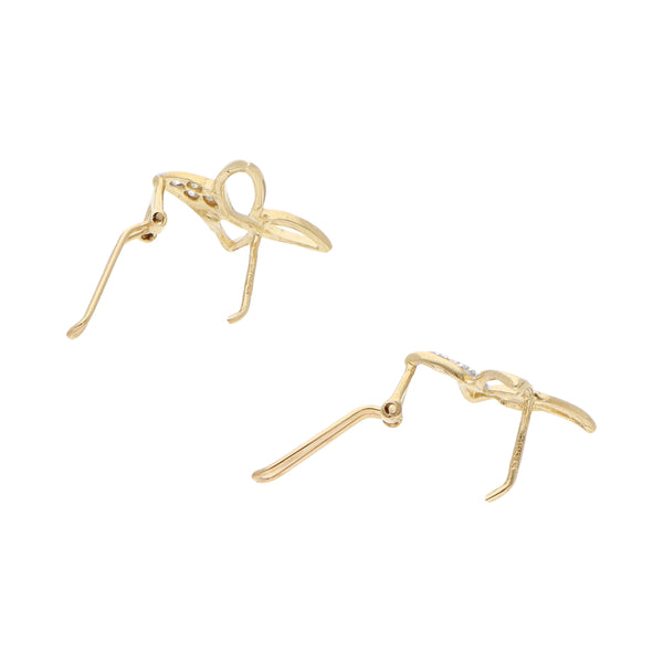 Aretes calados con sintéticos en oro amarillo 14 kilates.