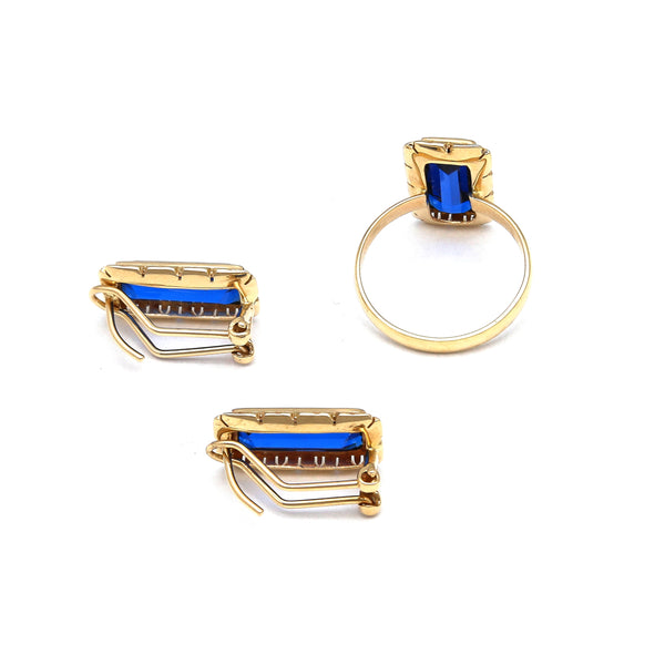 Juego de anillo y aretes estilizados con corindones azules en oro amarillo 14 kilates.