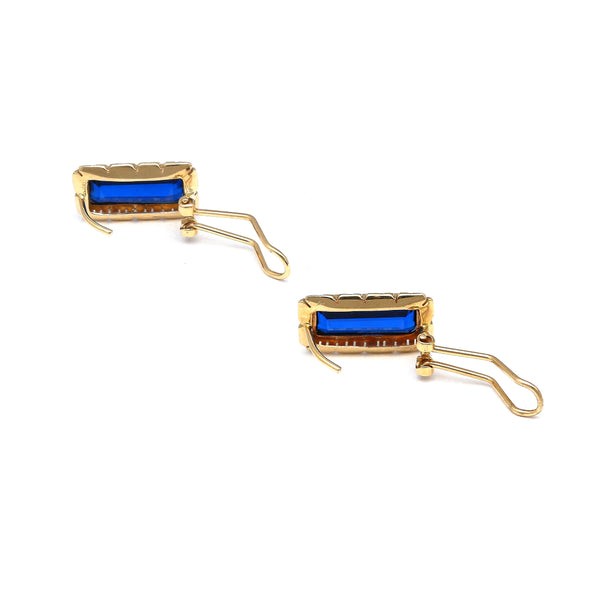 Juego de anillo y aretes estilizados con corindones azules en oro amarillo 14 kilates.