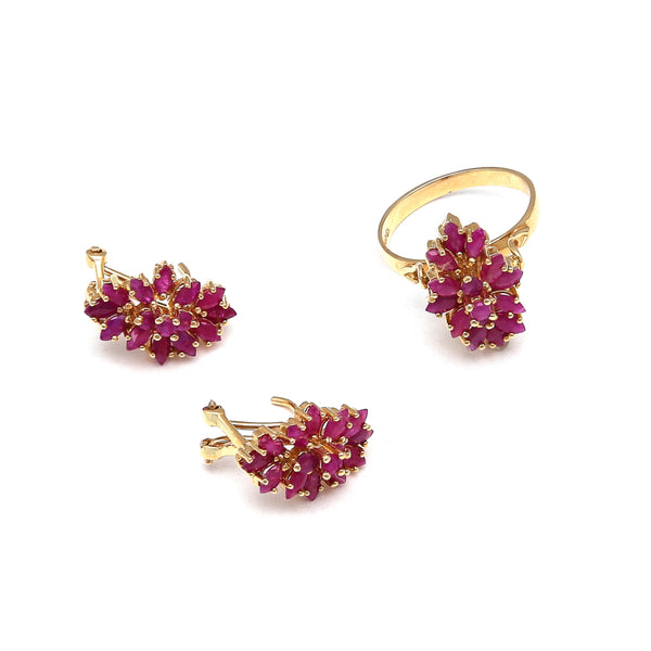 Juego de anillo y aretes estilizados con rubies en oro amarillo 14 kilates.