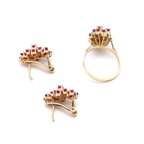 Juego de anillo y aretes estilizados con rubies en oro amarillo 14 kilates.