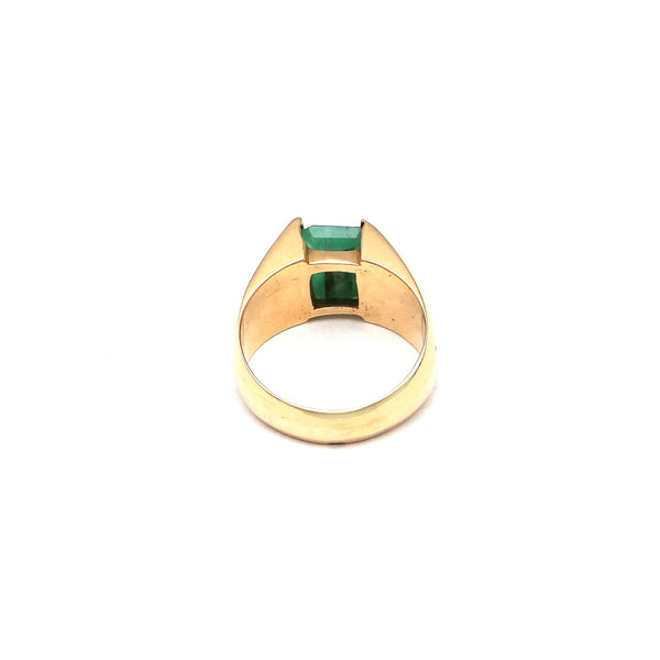 Anillo acanalado con esmeralda en oro amarillo 14 kilates.