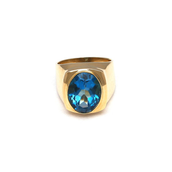 Anillo tipo sello con topacio azul en oro amarillo 14 kilates.