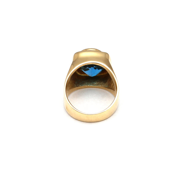 Anillo tipo sello con topacio azul en oro amarillo 14 kilates.