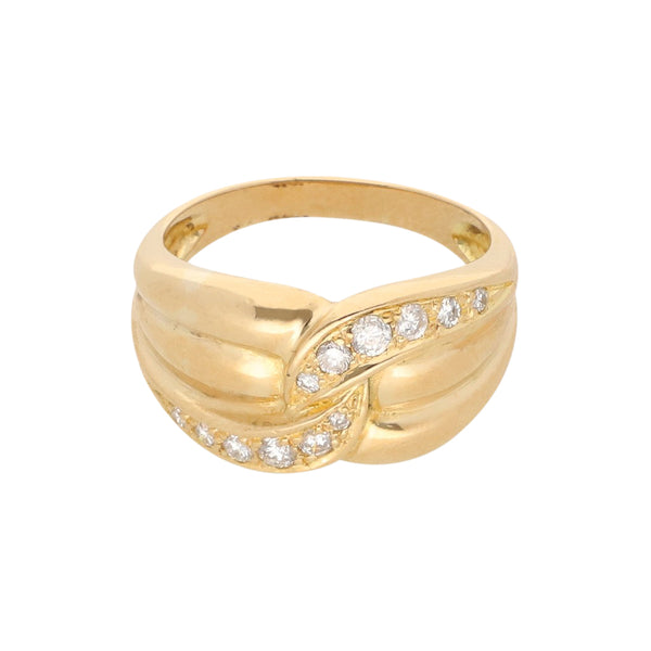 Anillo estilizado con diamantes en oro amarillo 18 kilates.