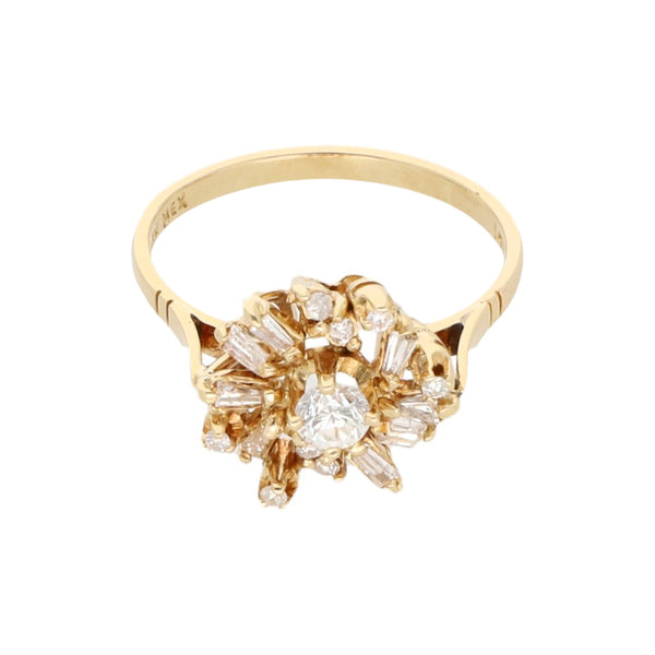 Anillo estilizado con diamantes en oro amarillo 14 kilates.