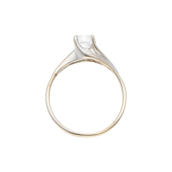 Anillo solitario con circonia en oro blanco 14 kilates.