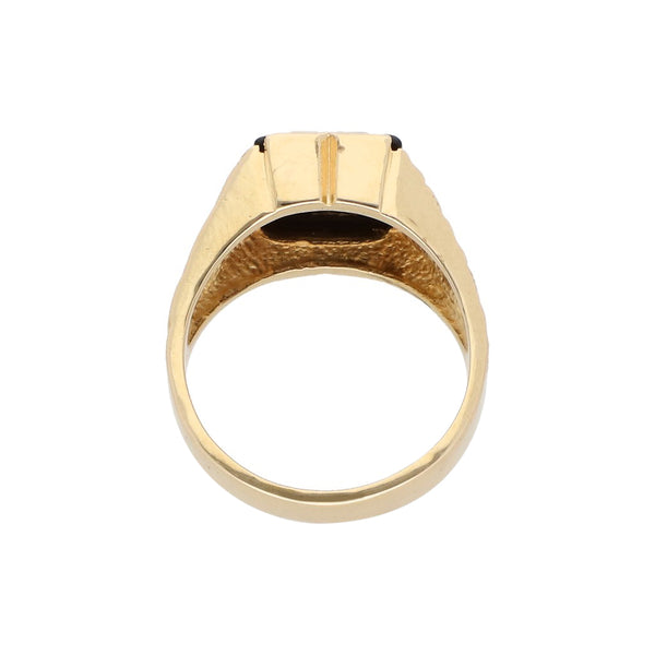 Anillo tipo sello con sintético en oro amarillo 14 kilates.