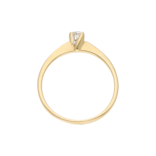 Anillo solitario con circonias en oro amarillo 14 kilates.