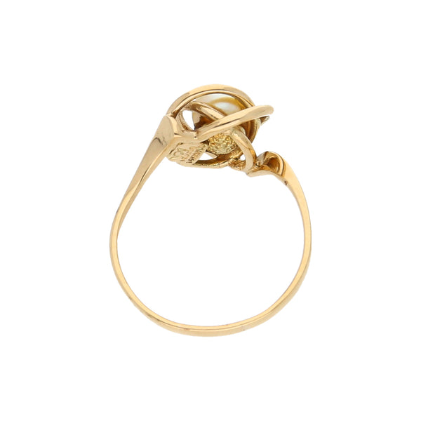 Anillo diseño especial con perla en oro amarillo 14 kilates.