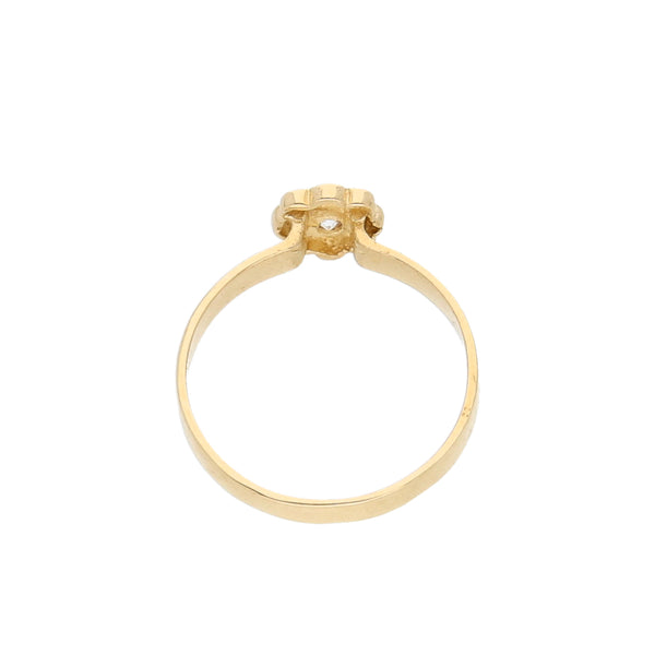 Anillo liso con aplicación motivo floral y circonia en oro amarillo 14 kilates.