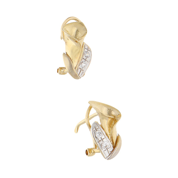 Aretes estilizados motivo floral con sintéticos en oro amarillo 14 kilates.