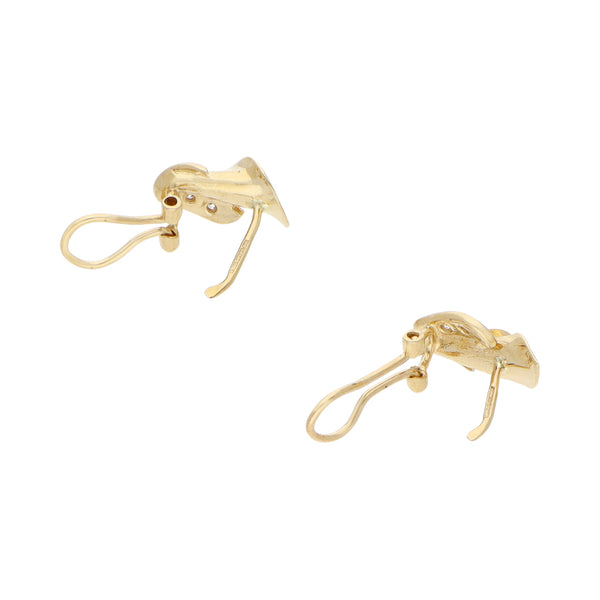 Aretes estilizados motivo floral con sintéticos en oro amarillo 14 kilates.