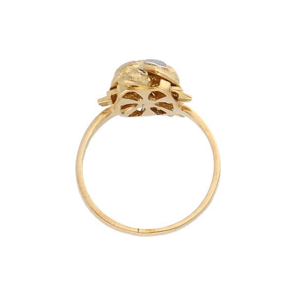 Anillo diseño especial motivo tortuga con sintéticos en oro amarillo 14 kilates.