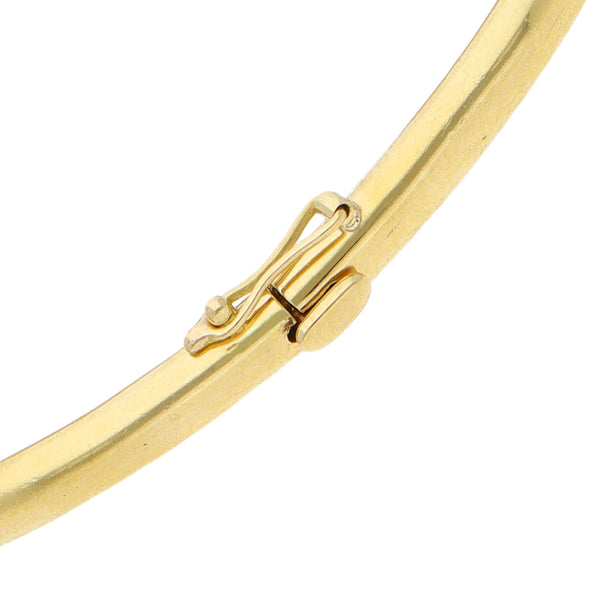 Pulsera de arillo ovalada articulada con extensión a anillo motivo felinos, diamantes, sintéticos y esmalte en oro dos tonos 18 kilates.