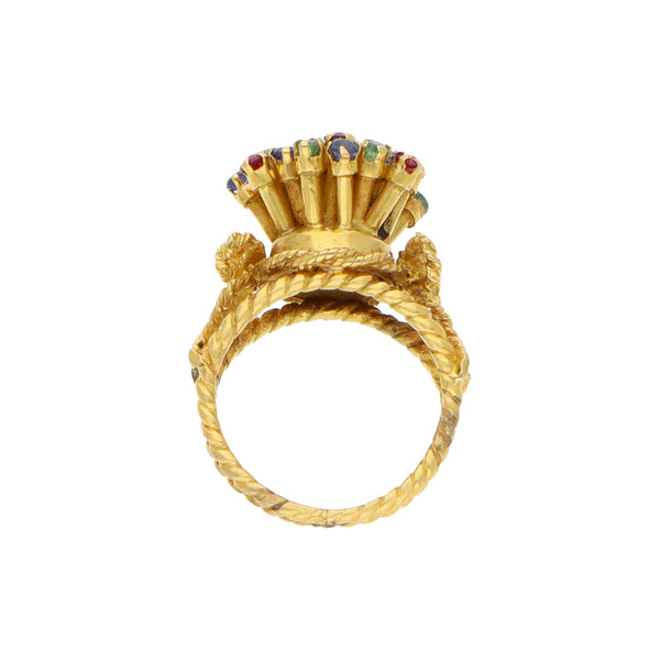 Anillo estilizado con esmeraldas, rubíes y zafiros en oro amarillo 22 kilates.