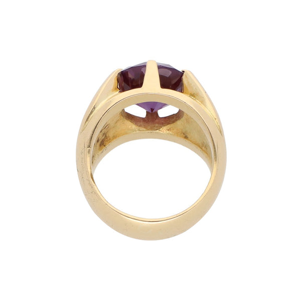 Anillo estilizado con sintético en oro amarillo 14 kilates.