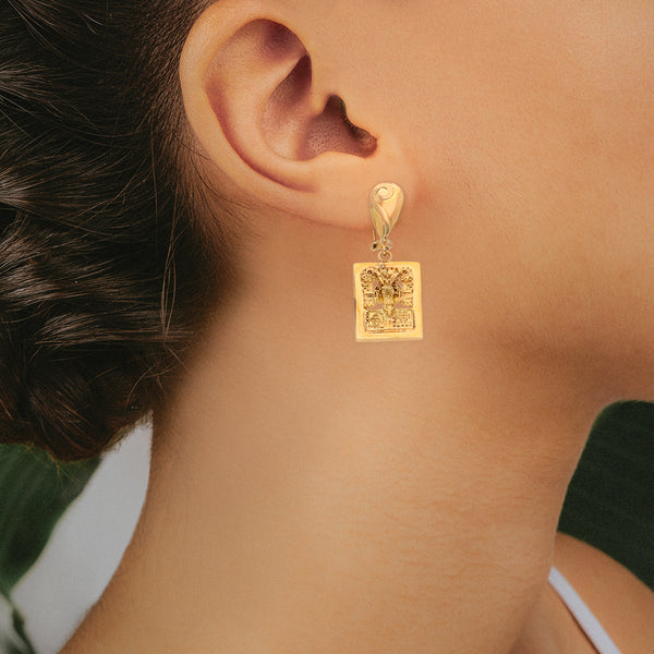 Juego de dije y aretes diseño especial motivo prehispánico en oro amarillo 14 kilates.