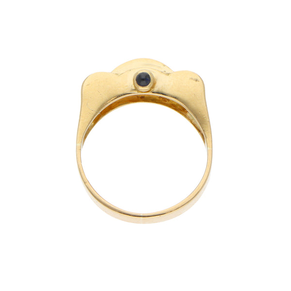 Anillo estilizado con diamantes y zafiros en oro amarillo 18 kilates.