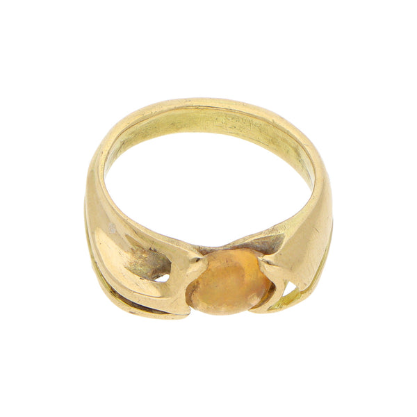 Anillo diseño especial con ópalo en oro amarillo 18 kilates.