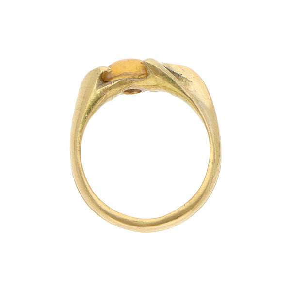 Anillo diseño especial con ópalo en oro amarillo 18 kilates.