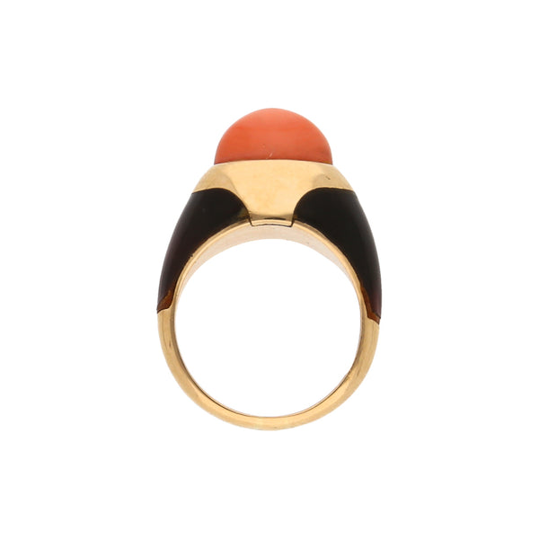 Anillo estilizado con coral y sintéticos en oro amarillo 18 kilates.