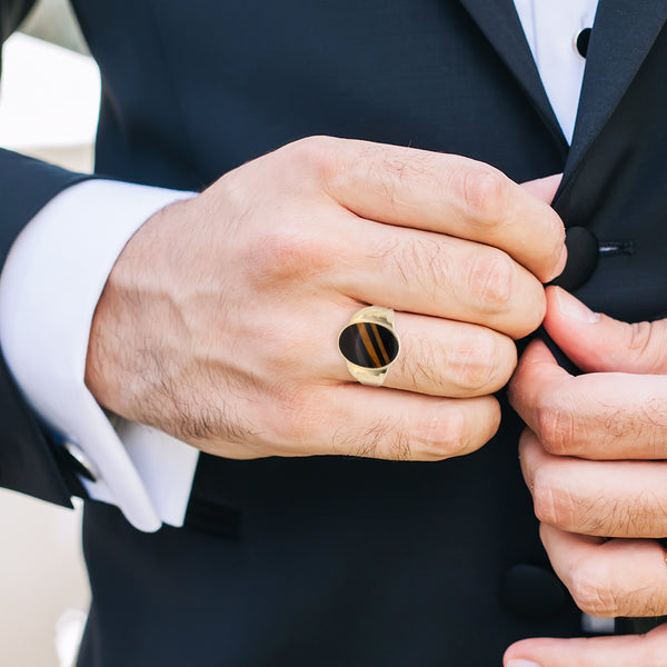 Anillo acanalado con ojo de tigre en oro amarillo 14 kilates.