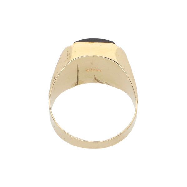 Anillo acanalado con ónix en oro amarillo 14 kilates.