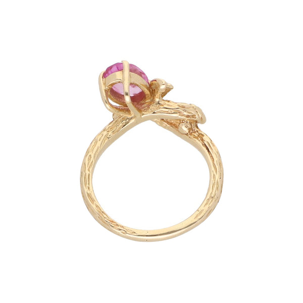 Anillo barroco motivo floral con sintético en oro amarillo 14 kilates.