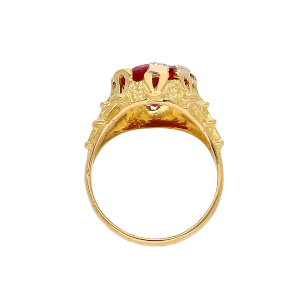 Anillo barroco con sintético en oro amarillo 18 kilates.