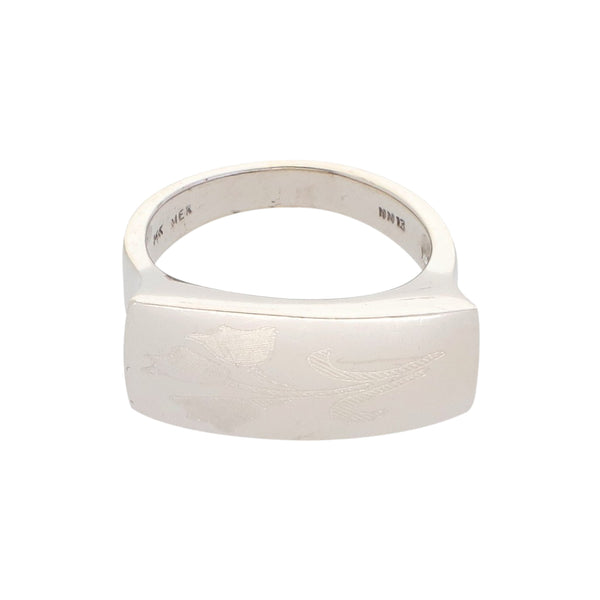 Anillo tipo sello motivo floral en oro blanco 14 kilates.