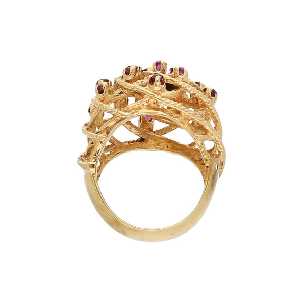 Anillo estilizado calado con rubíes en oro amarillo 14 kilates.