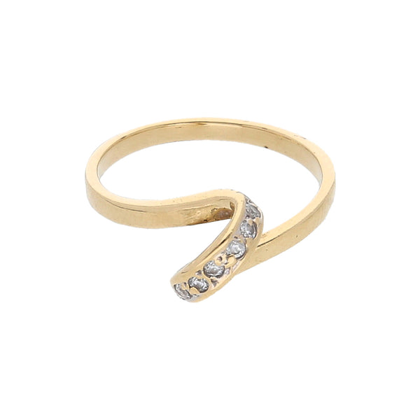 Anillo estilizado con circonias en oro amarillo 14 kilates.