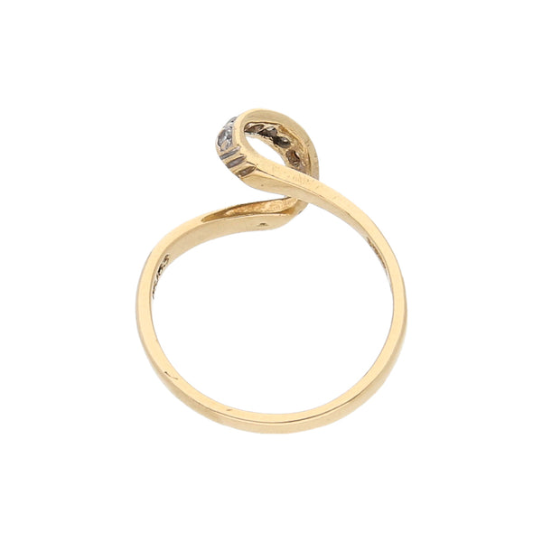 Anillo estilizado con circonias en oro amarillo 14 kilates.