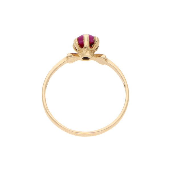 Anillo estilizado con rubí estrella en oro amarillo 14 kilates.