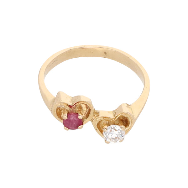 Anillo estilizado motivo corazones con rubí y sintético en oro amarillo 14 kilates.