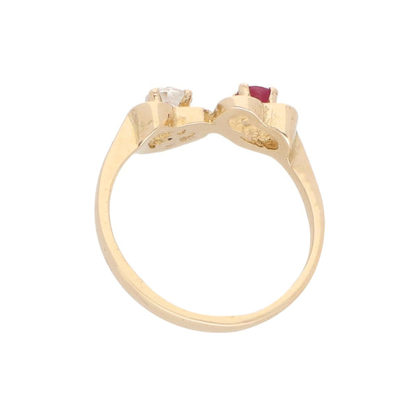 Anillo estilizado motivo corazones con rubí y sintético en oro amarillo 14 kilates.