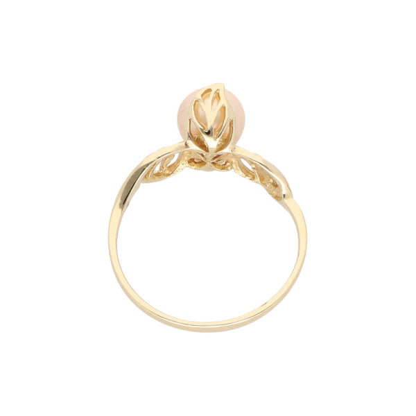 Anillo calado motivo floral con perla en oro amarillo 14 kilates.