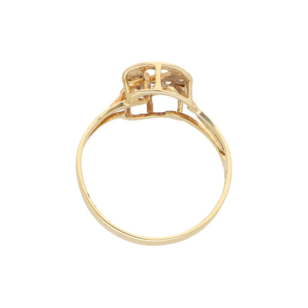 Anillo calado motivo letra con circonias en oro amarillo 14 kilates.