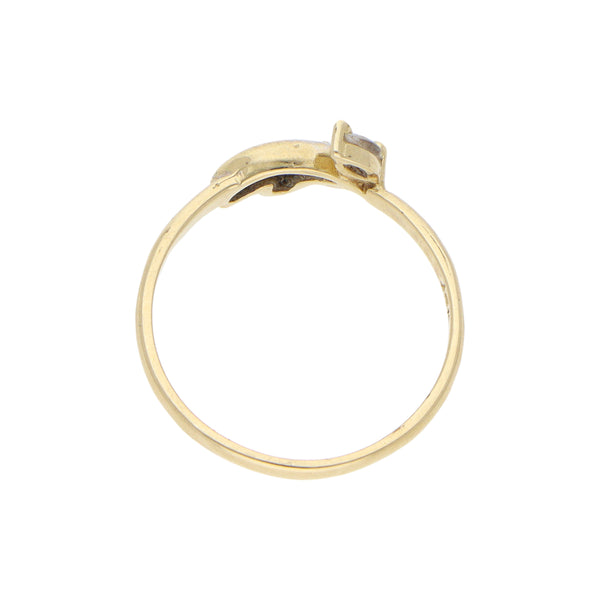 Anillo estilizado con rubí y circonia en oro amarillo 14 kilates.