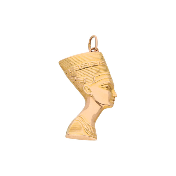 Dije hueco motivo nefertiti en oro amarillo 18 kilates.