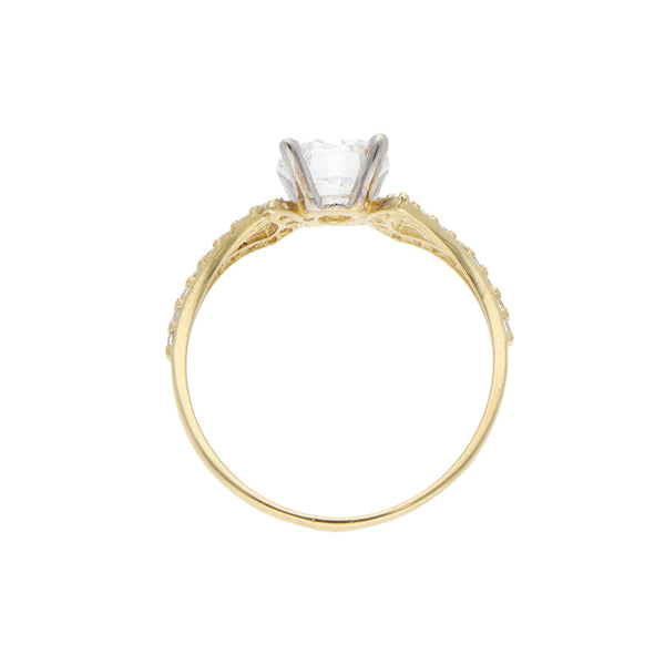 Anillo estilizado con circonias en oro amarillo 14 kilates.