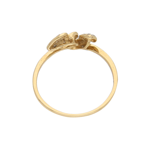 Anillo estilizado motivo corazones con sintéticos en oro amarillo 10 kilates.