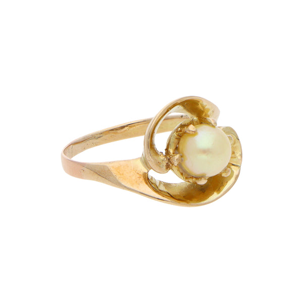 Anillo estilizado con perla en oro amarillo 14 kilates.