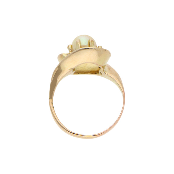 Anillo estilizado con perla en oro amarillo 14 kilates.