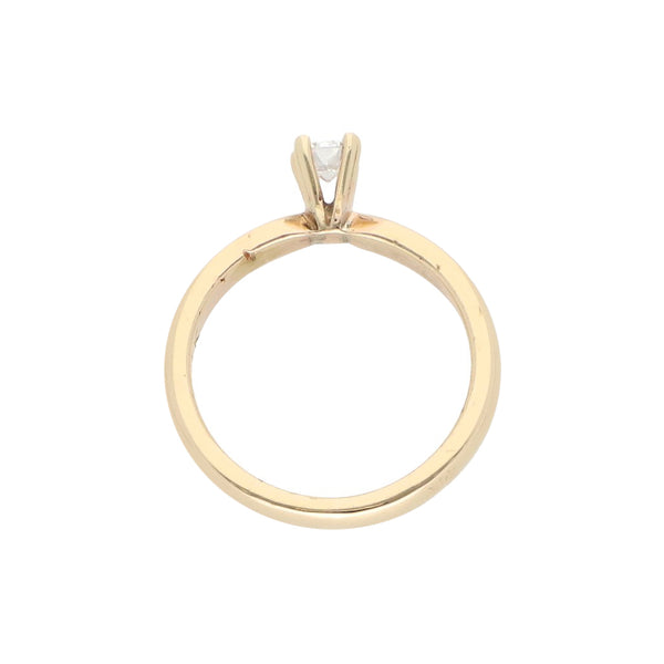 Anillo solitario con diamante en oro amarillo 14 kilates.